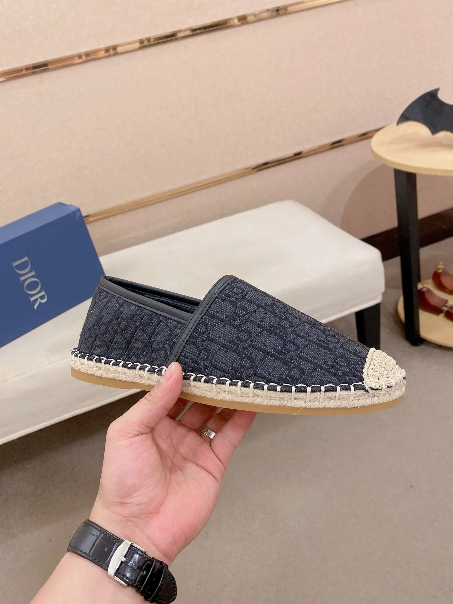 Factory price: 400💰High quality [Dior·Dior] 💫Men's latest slip-on Loaf casual shoes ✔️The original version is available at the counter simultaneously. 1:1 replica🏍️Fabrics: Italian imported fabrics, pure hand-drawn threads, raw rubber breathable and non-slip outsole, lining breathable and comfortable lambskin, 100% comfortable density, original rubber outsole wear-resistant ✔️Code number: 38-44, you deserve it, (Note: 37, 45, 46 can be customized, non-refundable and non-exchangeable)
